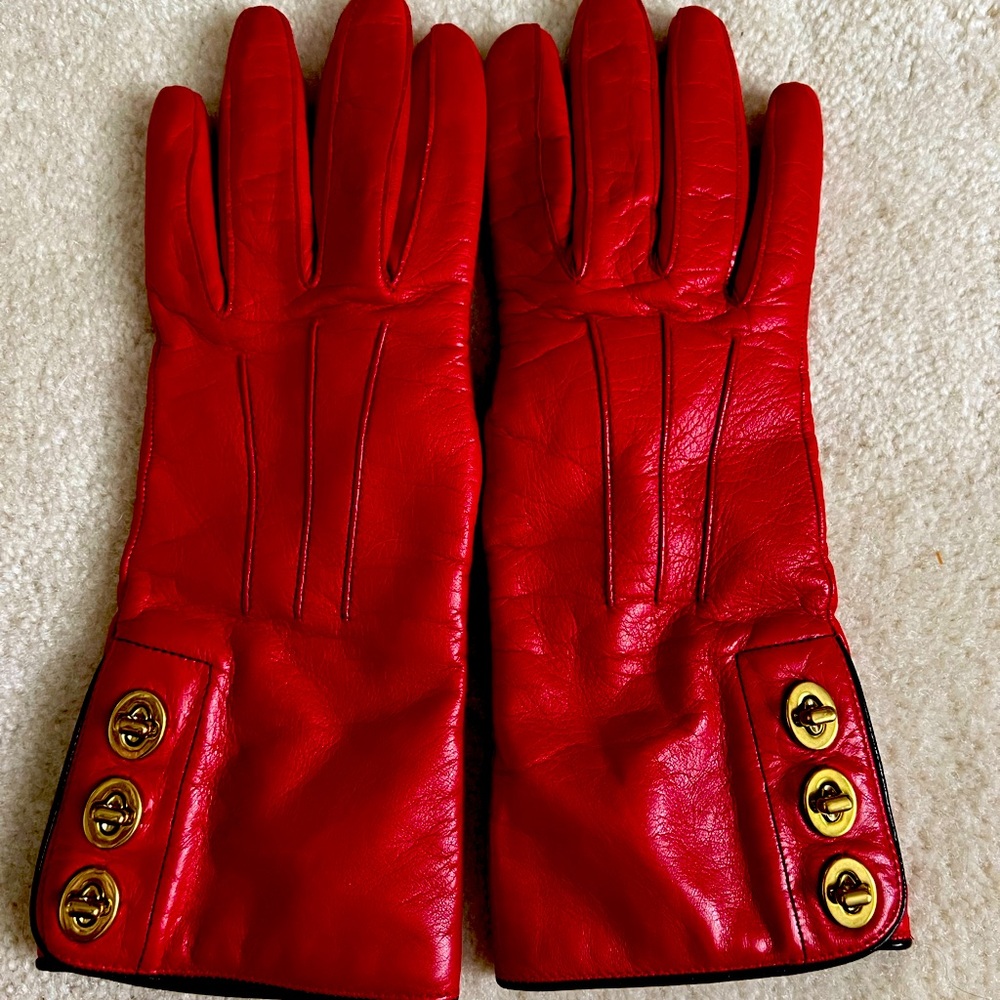 Brand new leather coach gloves. Never worn… just been sitting in my closet!